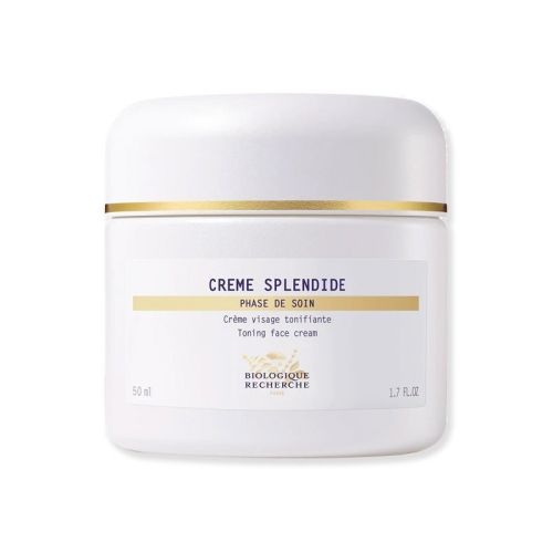 Si notas que tu piel ha perdido firmeza, se ve apagada, o tu contorno se ha desdibujado, Crème Splendide de Biologique Recherche es la solución que tu piel estaba reclamando. Esta crema facial de alta eficacia actúa para reafirmar, tonificar e hidratar en profundidad, redensificando la piel y mejorando visiblemente los contornos faciales. ¿Es para ti Crème Splendide de Biologique Recherche? Este tratamiento es ideal para: Pieles que han perdido tono o firmeza. Rostros con signos visibles de flacidez o contornos desvaídos. Pieles opacas, sin luminosidad natural. Pieles maduras o fatigadas que buscan un efecto reafirmante global. Quienes desean una piel más densa, tonificada y resplandeciente.