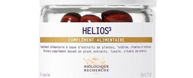 Helios 3, el suplemento que tu piel necesita antes, durante y después del sol Si cada verano tu piel sufre con el sol, aparecen manchas, rojeces o te cuesta conseguir un bronceado bonito y duradero, Helios 3 de Biologique Recherche es el complemento que tu piel lleva tiempo pidiendo. Este suplemento oral de última generación actúa desde el interior para proteger tu piel de los efectos nocivos del sol, calmarla y prepararla para un bronceado uniforme y saludable. Su fórmula combina potentes antioxidantes, carotenoides y ácidos grasos esenciales para reducir el estrés oxidativo, favorecer la síntesis de melanina y mantener el equilibrio cutáneo. En Boutique Biologique te ofrecemos los productos más eficaces de Biologique Recherche.